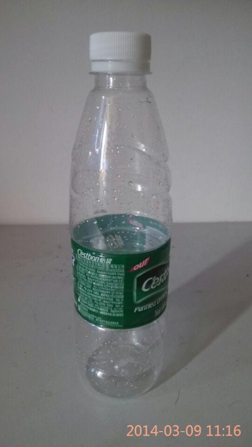 矿泉水瓶装饰图片