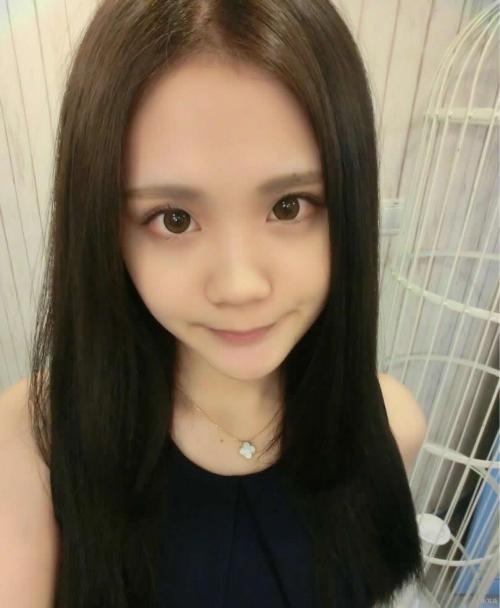 眼睛斜视的漂亮美女