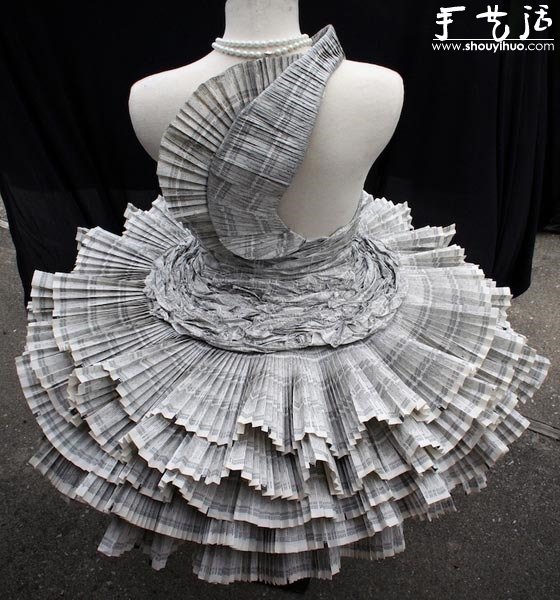 电话簿手工制作的礼服 