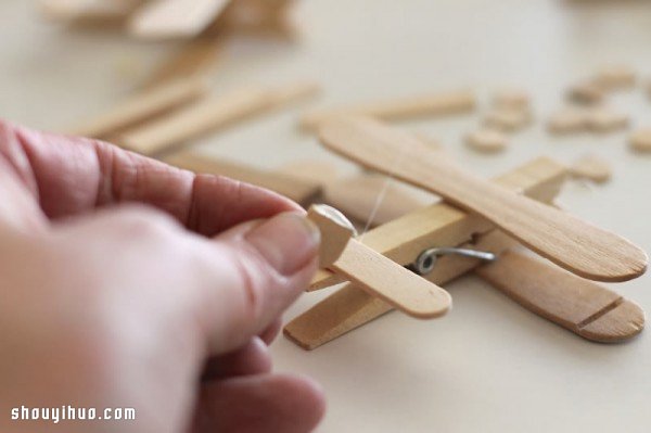 雪糕棍+木夹子 简单手工制作飞机模型玩具 