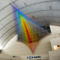 机场大型丝线编织艺术 模拟飞机的缤纷彩虹