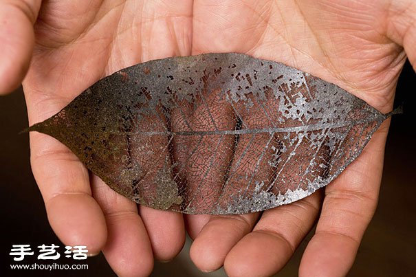 巧夺天工 用刀片切割出如铁线般细致的纸雕 