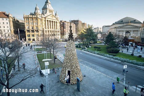 布达佩斯由1万5千公斤原木料堆砌的圣诞树 