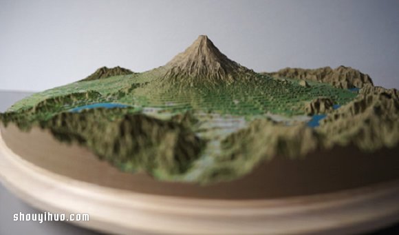 依照等高线层层堆叠 手工富士山纸模型 