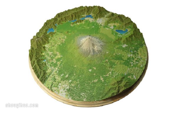 依照等高线层层堆叠 手工富士山纸模型 