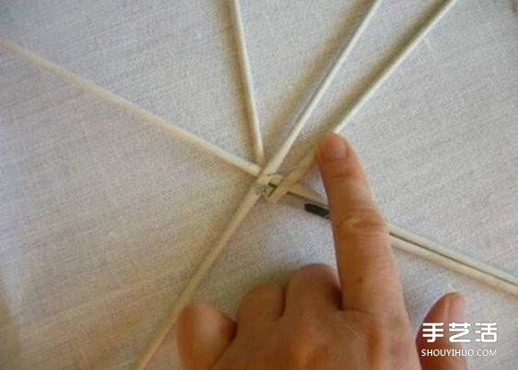 废旧报纸编球的方法 编织球用报纸DIY制作 