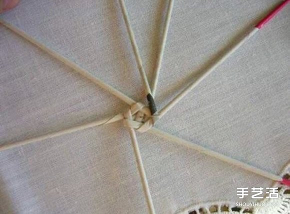 废旧报纸编球的方法 编织球用报纸DIY制作 
