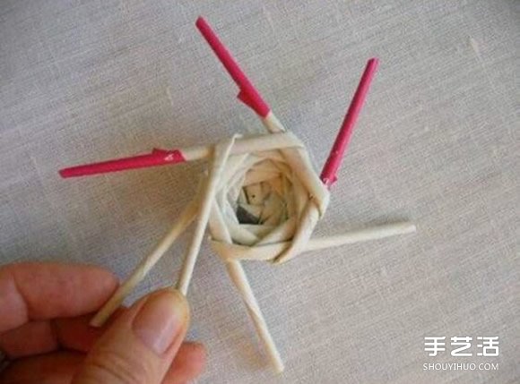 废旧报纸编球的方法 编织球用报纸DIY制作 