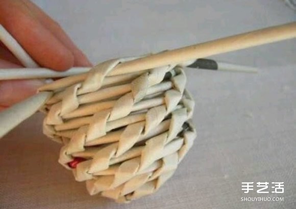 废旧报纸编球的方法 编织球用报纸DIY制作 
