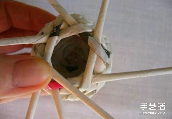 废旧报纸编球的方法 编织球用报纸DIY制作 