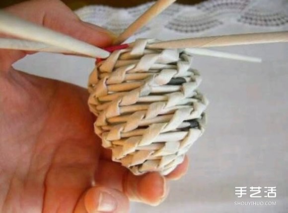废旧报纸编球的方法 编织球用报纸DIY制作 
