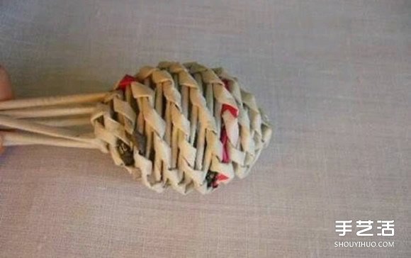 废旧报纸编球的方法 编织球用报纸DIY制作 