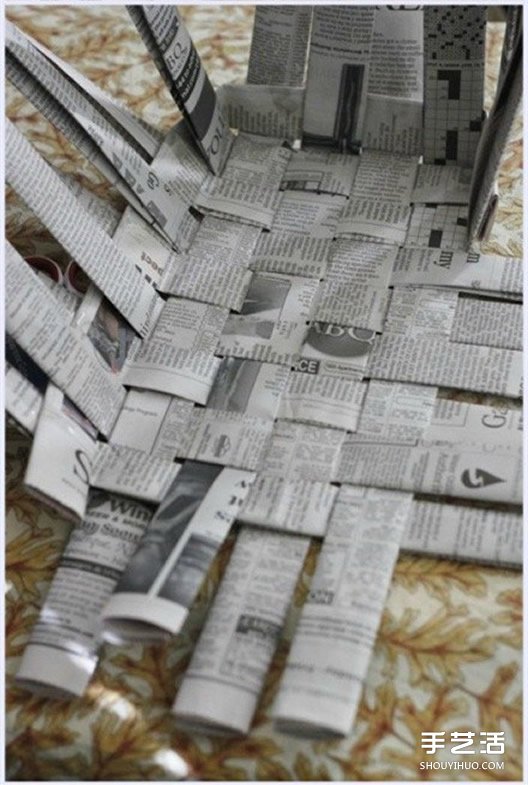 废旧报纸编织筐制作图解 用报纸编收纳筐的方法 