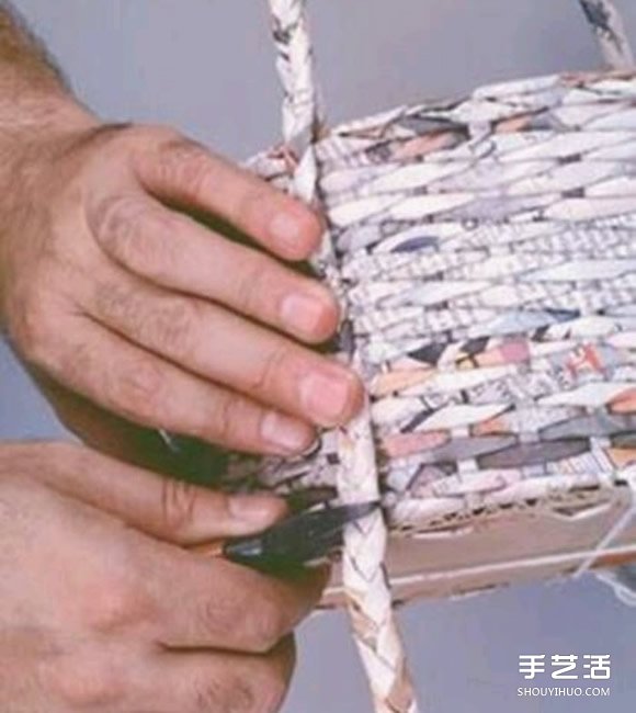 旧报纸编篮子的方法 用硬纸板作为篮子的底部 