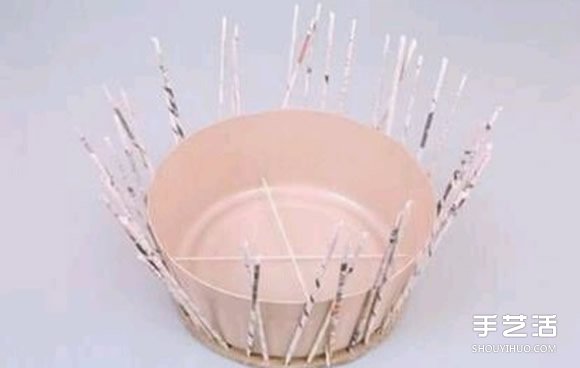 旧报纸编篮子的方法 用硬纸板作为篮子的底部 