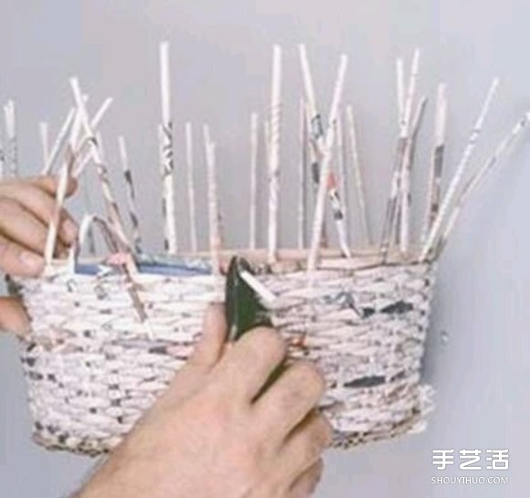 旧报纸编篮子的方法 用硬纸板作为篮子的底部 