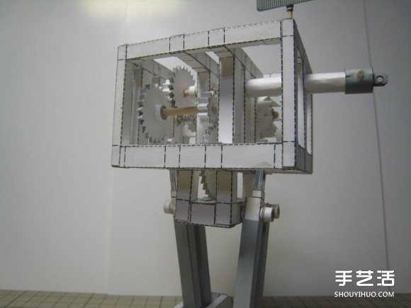 齿轮驱动纸机器人模型 手工自驱动纸机器人图片 