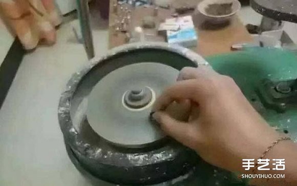 啤酒瓶做钻石怎么做 啤酒瓶磨成绿钻全过程 
