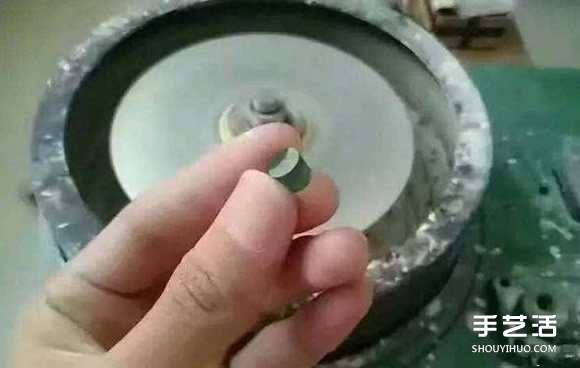 啤酒瓶做钻石怎么做 啤酒瓶磨成绿钻全过程 