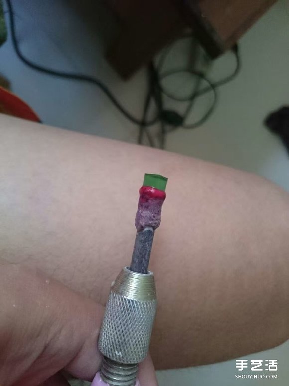 啤酒瓶做钻石怎么做 啤酒瓶磨成绿钻全过程 