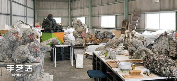 搔动灵魂的发梢 用报纸一根根搓揉的动物雕塑 