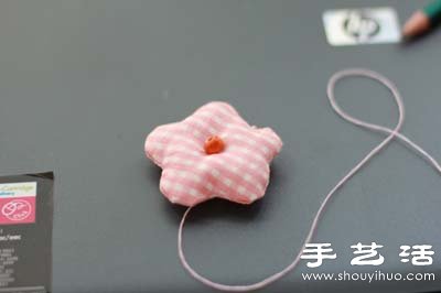 不织布教程：布艺小花改造抱枕的方法 