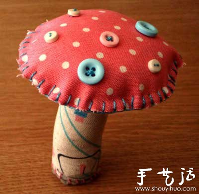 手工制作布艺蘑菇玩偶 