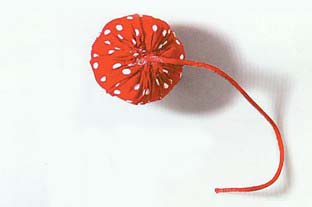 草莓造型窗帘扣的布艺手工制作教程 