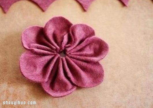双层不织布花朵布艺手工制作图解教程 