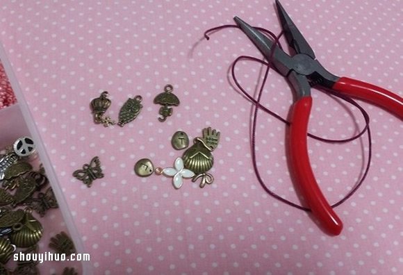 超简单吊饰手环DIY！只要打2个结就完成咯！ 