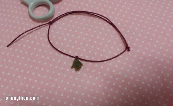 超简单吊饰手环DIY！只要打2个结就完成咯！ 