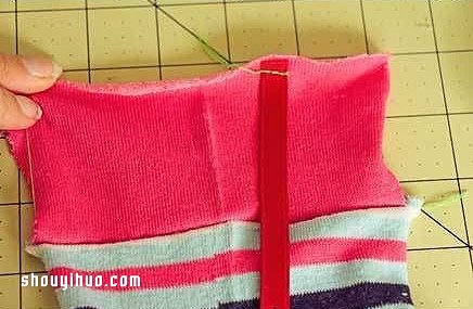 旧袜子做玩偶 亲手给孩子DIY可爱的小蛇玩具 