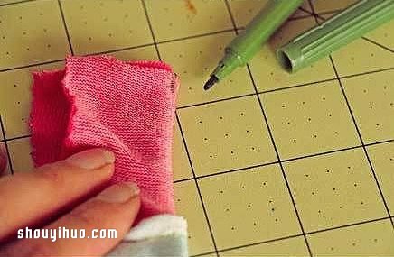 旧袜子做玩偶 亲手给孩子DIY可爱的小蛇玩具 