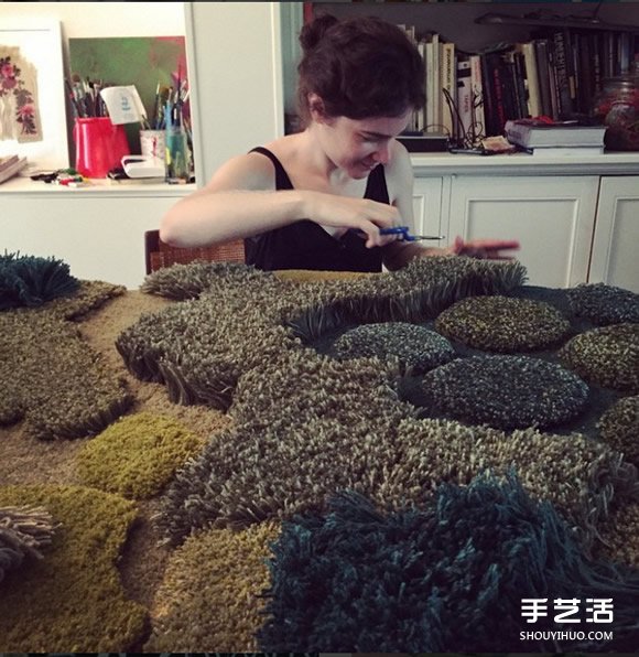 利用绿色毛线织成的自然系地毯 看起来超舒服 