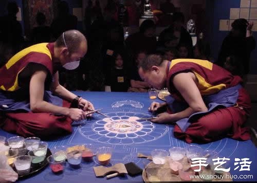 “繁华，不过是一掬细沙” 沙子绘制的佛学图案  