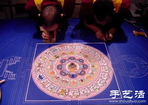 “繁华，不过是一掬细沙” 沙子绘制的佛学图案  