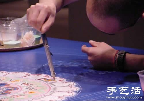 “繁华，不过是一掬细沙” 沙子绘制的佛学图案  
