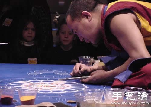 “繁华，不过是一掬细沙” 沙子绘制的佛学图案  