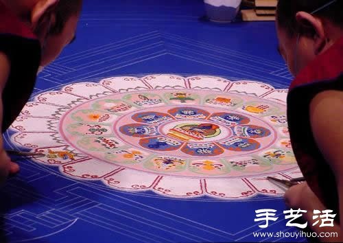 “繁华，不过是一掬细沙” 沙子绘制的佛学图案  