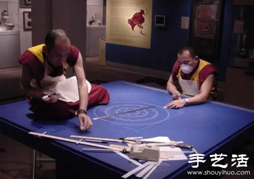 “繁华，不过是一掬细沙” 沙子绘制的佛学图案  